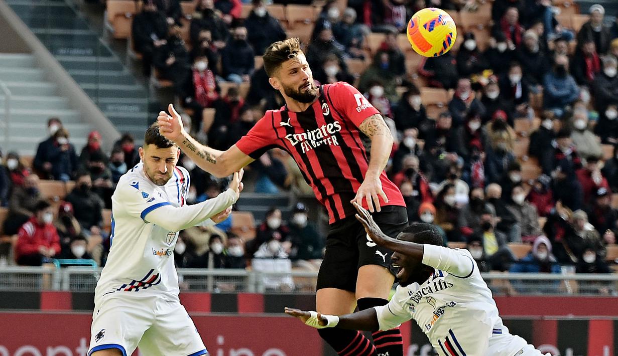 Oliver Giroud - Bomber senior yang terdepak dari skuat utama Chelsea ini ternyata tampil moncer di AC Milan. Penyerang spesialis supersub ini untuk sementara menjadi top skor AC Milan dengan mengoleksi 10 gol di semua ajang. (AFP/Andreas Solaro)