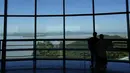 Pengunjung melihat sisi Korea Utara dari observatorium unifikasi di Paju, Korea Selatan, Kamis (8/9/2022). Sejak Perang Korea 1950-1953 berakhir, kedua negara melarang jutaan warganya melintasi perbatasan untuk mengunjungi satu sama lain. (AP Photo/Lee Jin-man)
