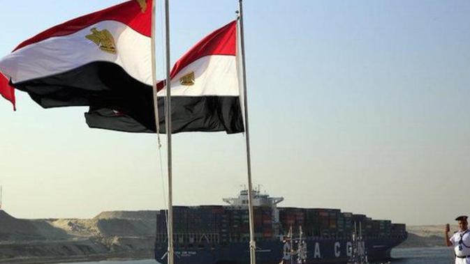 Bendera Mesir berkibar di Terusan Suez (AFP)