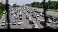 Ribuan kendaraan mengular di pintu tol Cibubur. Bogor dan daerah sekitarnya menjadi tujuan utama warga Jakarta yang ingin menuikmati liburan, Jakarta, Rabu (30/7/2014) (Liputan6.com/Faizal Fanani)