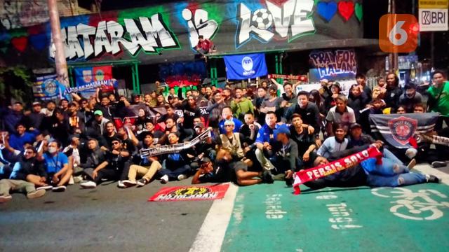 Ribuan Orang Suporter Solo, Sleman, DIY Gaungkan Islah dan Gelar Doa Bersama Untuk Para Korban Stadion Kanjuruhan