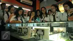 Pelajar SMA Permai, Pluit melihat diorama tata cara pemilihan umum di Kantor KPU Pusat, Jakarta, Selasa (18/10). Kunjungan dalam rangka sosialisasi bagi pemilih pelajar untuk mengetahui tata cara yang benar bagi pemilih pemula (Liputan6.com/Faizal Fanani)