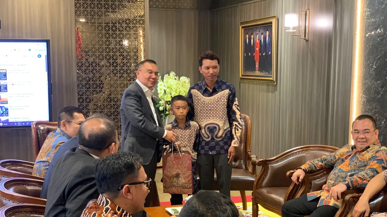Pimpinan DPR RI menemui dan memberikan apresiasi pada Raihan Diaz Rinawi, bocah Sekolah Dasar Negeri 1 Way Muli di Lampung Selatan, yang memanjat tiang bendera saat Upacara HUT ke-80 RI (Istimewa)