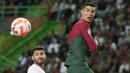Pemain Timnas Portugal, Cristiano Ronaldo berebut bola dengan pemain Timnas Liechtenstein saat laga Kualifikasi Euro 2024 yang berlangsung di Jose Alvalade, Lisboa, Portugal, Jumat (24/03/2023) dini hari WIB. CR7 berhasil menorehkan rekor baru sebagai pemain dengan torehan caps internasional terbanyak dalam sejarah. Lewat 197 penampilannya bersama Selecao, ia berhasil melewati rekor striker Kuwait, Bader Al-Mutawa yang sebelumnya memimpin dengan 196 caps. (AP Photo/Armando Franca)