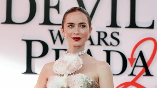 Emily Blunt Tampil Stunning di World Premiere The Devil Wears Prada 2, Pakai Ball Gown yang Dikerjakan Selama 4.000 Jam