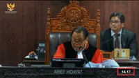 Hakim MK Arief Hidayat menyoroti perbedaan tanda tangan Ketum Partai NasDem Surya Paloh di surat kuasa dan KTP. Hal ini ditemukan Arief saat sidang sengketa Pileg 2024 yang diajukan Partai NasDem. (Foto: Youtube Mahkamah Konstitusi RI)