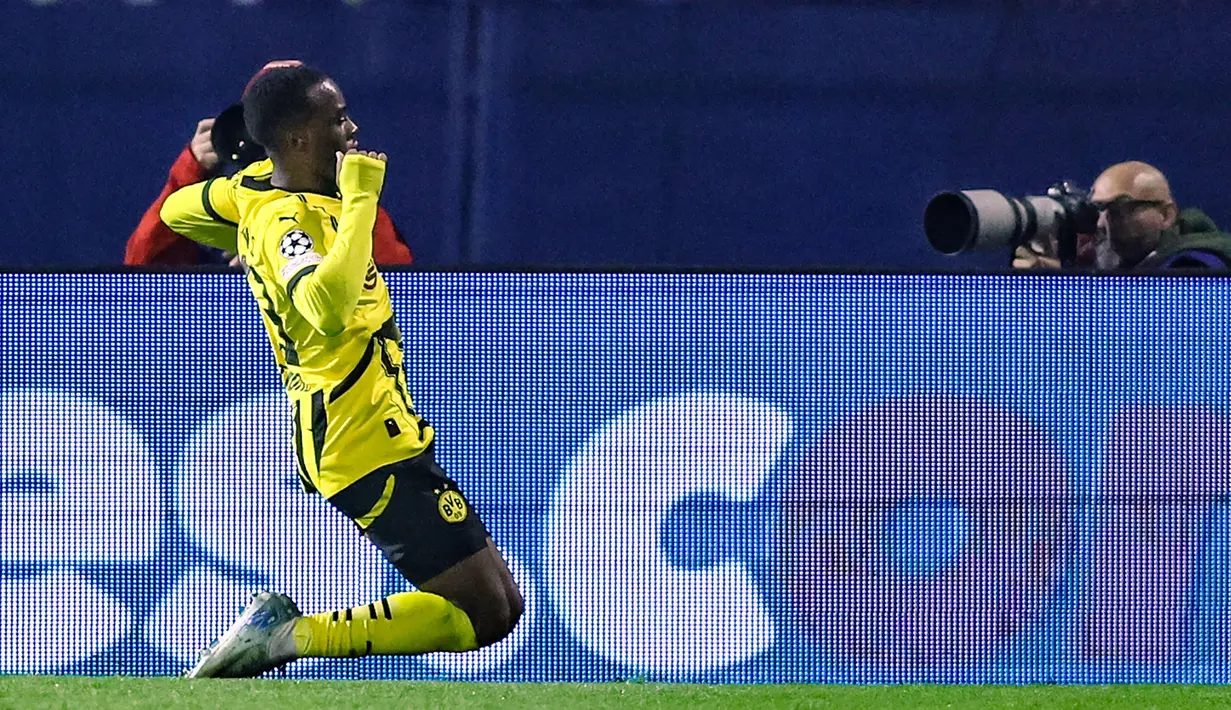 Pada menit ke-41, tendangan melengkung Jamie Gittens tak mampu dijangkau penjaga gawang Dinamo Zagreb, Danijel Zagorac. Borussia Dortmund unggul 1-0 atas Dinamo Zagreb. (Damir SENCAR/AFP)