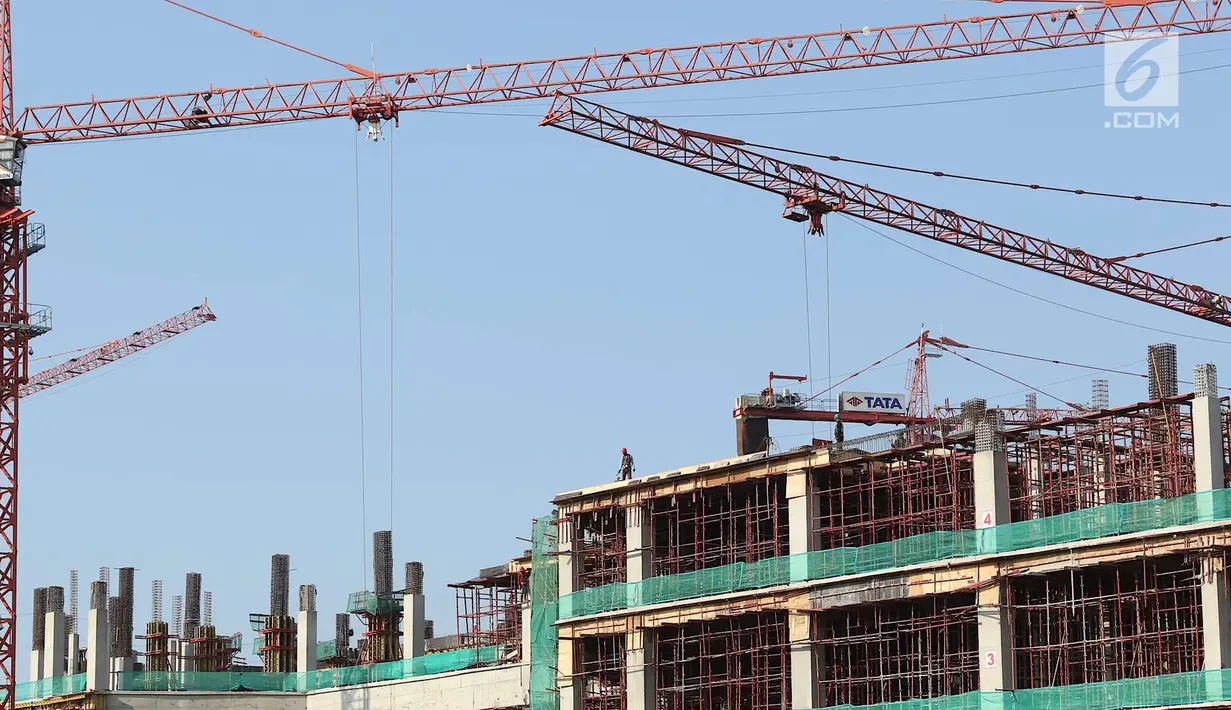 Pekerja menyelesaikan pembangunan gedung bertingkat di Jakarta, Senin (7/5). Badan Pusat Statistik (BPS) melansir pertumbuhan ekonomi kuartal 1 2018 mencapai 5,06%.(Liputan6.com/Immanuel Antonius)