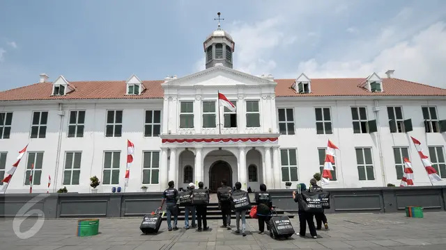 Peringati HUT RI dengan Membersihkan Museum Fatahillah Kota Tua