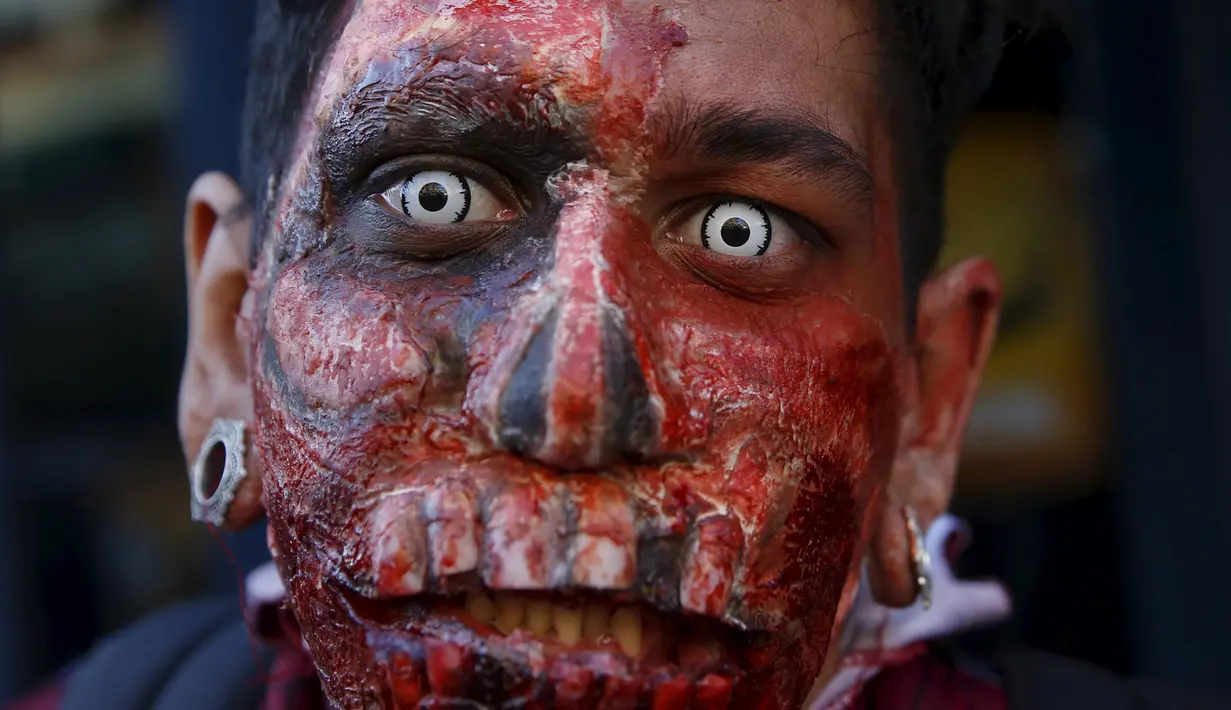 Arthur Padilla seorang warga kota New York yang berkostum mirip zombie selama perayaan halloween di Amerika, Minggu (18/10/2015). Tradisi Halloween berasal dar Irlandia yang dibawa hingga Amerika Serikat. (REUTERS/Shannon Stapleton)