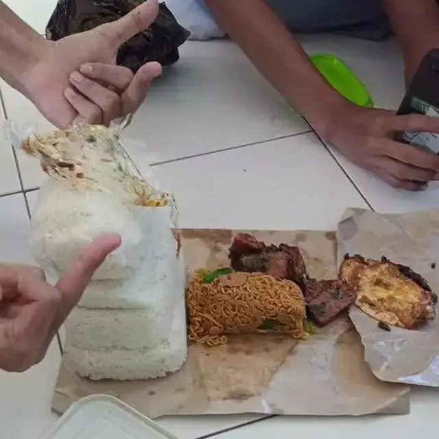 6 Potret Bekal Nasi dan Mie Ini Kocak Banget, Anak Sekolah Pasti Relate