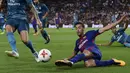 Pemain Barcelona, Sergio Busquets mendapat kartu kuning menit ke-27 saat melawan Real Madrid pada Piala Super Spanyol 2017 di Camp Nou stadium,Barcelona, (13/8/2017). Real Madrid menang 3-1. (AFP/Josep Lago)