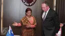 Menteri Pertanian dan Sumber Daya Air Australia, Hon Barnaby Joyce dan Menteri Susi Pudjiastuti saat penandatangan MoU kerjasama, Jakarta, Rabu (7/10/2015). Indonesia dan Australia sepakat memberantas praktik illegal fishing.(Liputan6.com/Angga Yuniar)