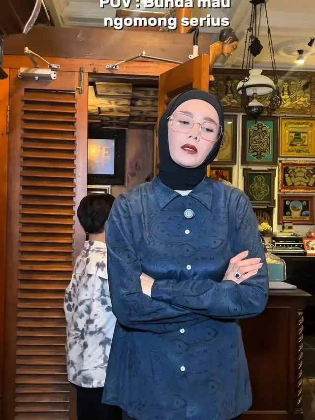 Potret Mulan Jameela Pakai Cincin Blue Sapphire, Elegan dalam Berbagai Momen