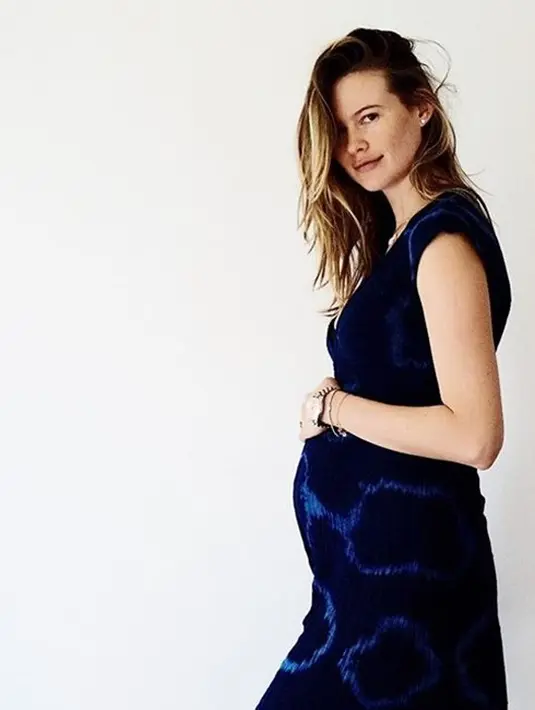 Jika kalian memperhatikan perkembangan Behati Prinsloo saat mengalami kehamilan anak pertama, memang tidak ada yang berubah dan masih tetap seksi dan hot. Bahkan tubuh Behati tidak ada yang membesar. (Instagram/Bintang.com)