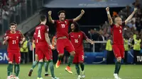 Para pemain Portugal merayakan kegembiraan usai menang adu penalti kontra Polandia, pada babak perempat final Piala Eropa 2016, di Stade Velodrome, Jumat (1/7/2016) dini hari WIB.  (Reuters/Christian Hartmann)