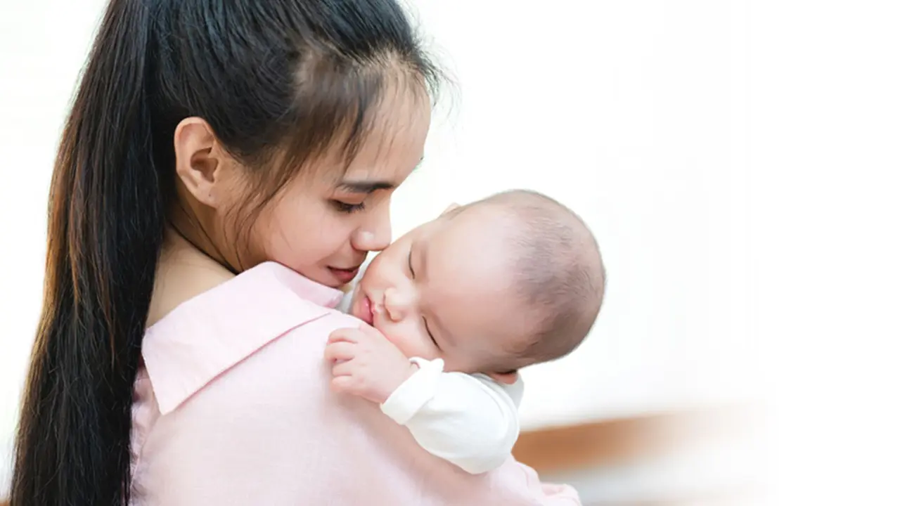 menggendong bayi kecil