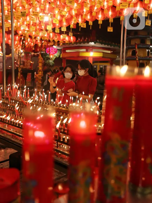 Sembahyang Malam Imlek di di Kelenteng Boen San Bio