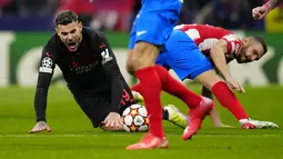 Bek AC Milan Theo Hernandez jatuh di sebelah gelandang Atletico Madrid Koke pada laga kelima Grup B Liga Champions 2021/2022 di Stadion Wanda Metropolitano, Kamis (25/11/2021) dini hari WIB. AC Milan secara mengejutkan menaklukkan tuan rumah Atletico Madrid 1-0. (AP Photo/Manu Fernandez)