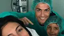 Kemarin, Senin (13/11/2017), Cristiano mengunggah foto bersama anak  laki-lakinya, Georgina dan bayi perempuan yang baru lahir. Ia menuliskan caption yang berisi pengumuman kelahiran serta nama anaknya tersebut. (Instagram/cristiano)