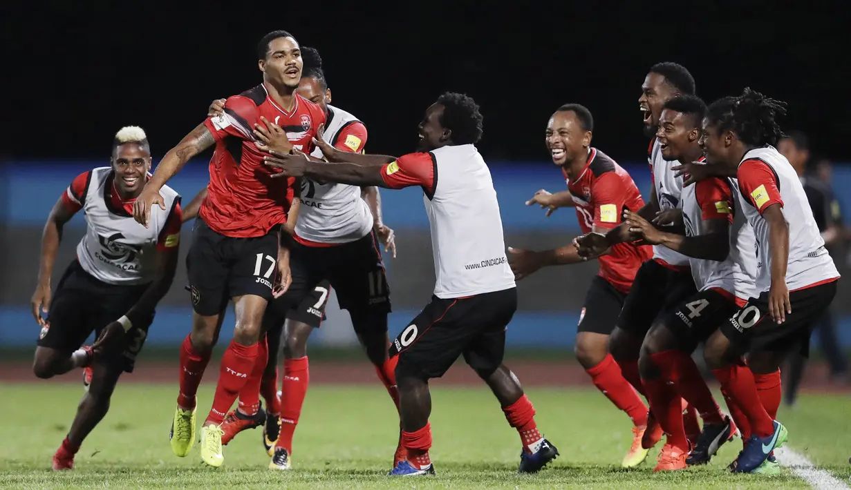 Pemain Trinidad Tobago merayakan gol yang dicetak oleh Alvin Jones ke gawang Amerika Serikat pada laga kualifikasi Piala Dunia di Stadion Ato Boldon, Selasa (10/10/2017). Trinidad dan Tobago menang 2-1 atas  Amerika Serikat. (AP/Rebecca Blackwell)