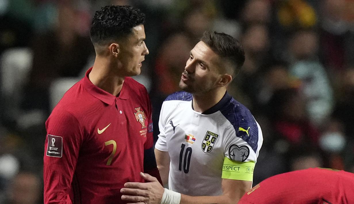 Akibat frustrasi, argumen keras pun sempat dilancarkannya terhadap kapten Serbia, Dusan Tadic. (AP/Armando Franca)