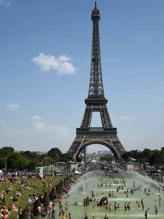 Berendam di Kolam Menara Eiffel