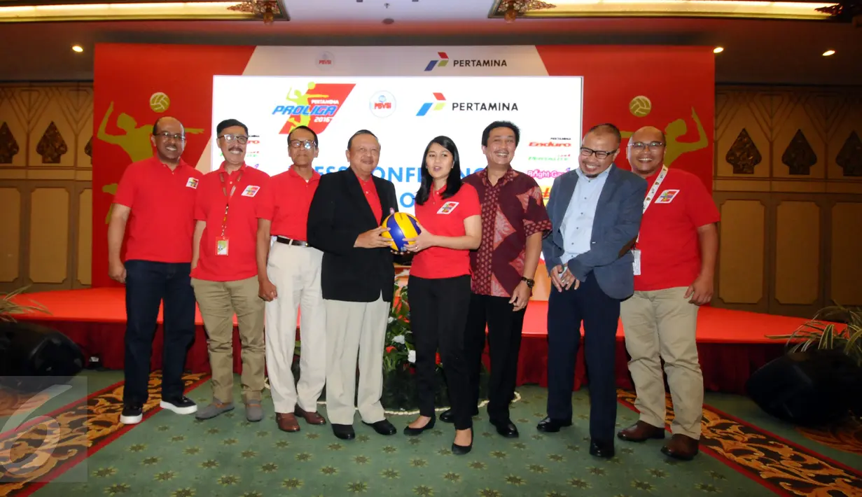 Wakil Ketua PP PBVSI. Djoko Sardono (ketiga kiri) menyerahkan bola kepada Wianda Pusponegoro (Vice President for Corporate Communication PT. Pertamina) saat peluncuran Pertamina Proliga 2016 di Jakarta, Rabu (10/2/2016). (Liputan6.com/Helmi Fithriansyah)