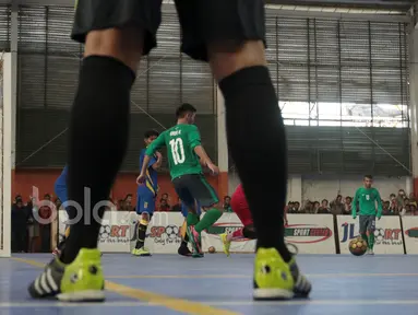 Pemain Timnas Futsal Indonesia, Andri Kurniawan (10) saat berebut bola dengan kiper Antam FC pada laga uji coba di Tifosi Sport Center, Jakarta Timur, (13/1/2017). Timnas Futsal menang 5-2. (Bola.com/Nicklas Hanoatubun)