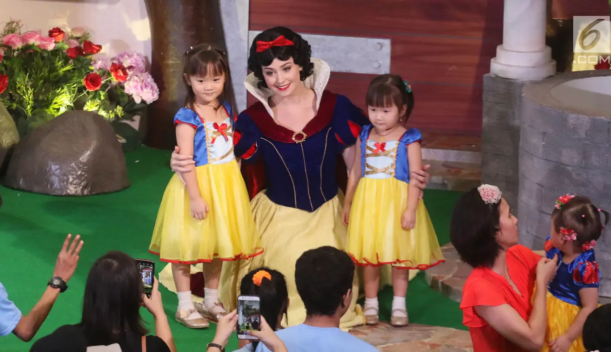 Karakter Disney Princess, Putri Salju atau Snow White foto bersama anak-anak saat tampil dalam "Dream Big, Princess" di Lippo Mall Puri, Jakarta, Kamis (5/7). Acara dimulai pada pukul 13.30, 15.00, 16.30, 18.00 dan 19.00 WIB. (Liputan6.com/Arya Manggala)