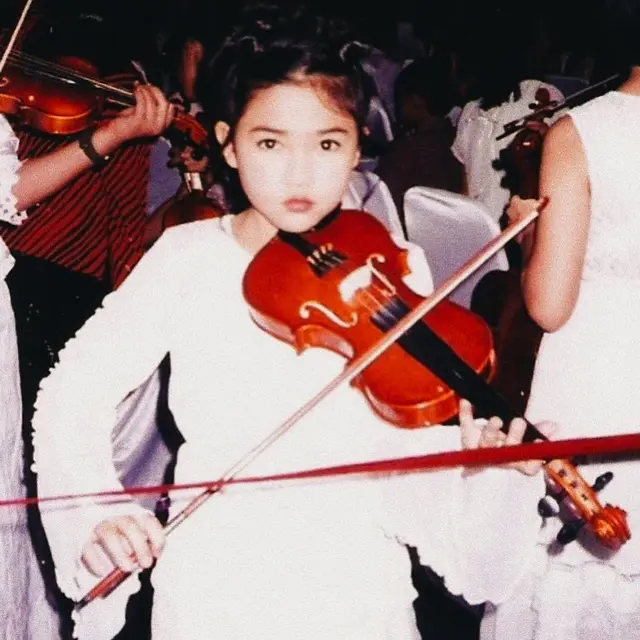 6 Potret Pesona Isyana Sarasvati saat Bermain Alat Musik, Mahir Sejak Kecil