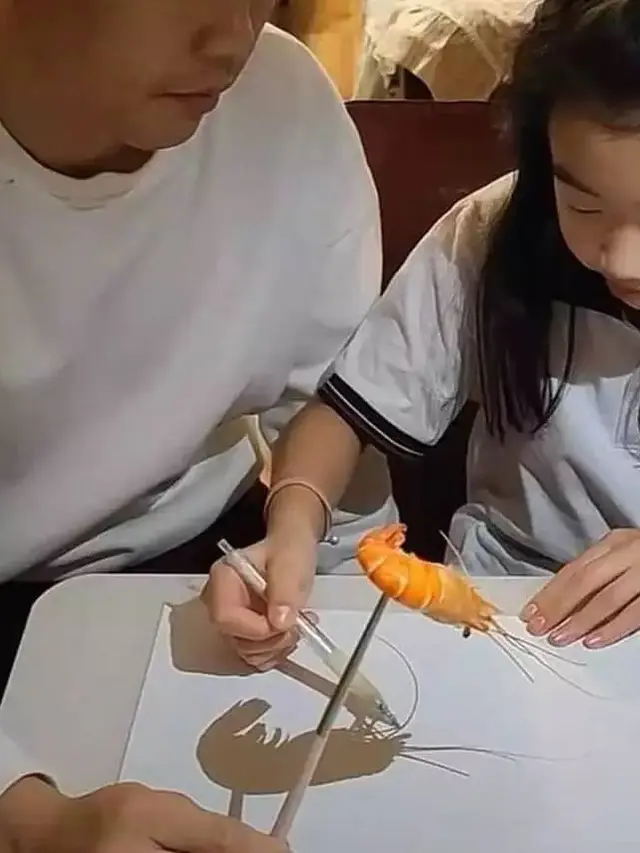 6 Potret Aksi Nyeleneh Anak saat Menjiplak Gambar, Ada yang Pakai Kucing