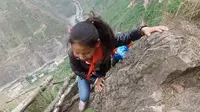 Sebuah video memperlihatkan kegiatan anak-anak tengah menanjak tebing curam dengan ketinggian 2,600 kaki untuk bisa sampai ke sekolah.