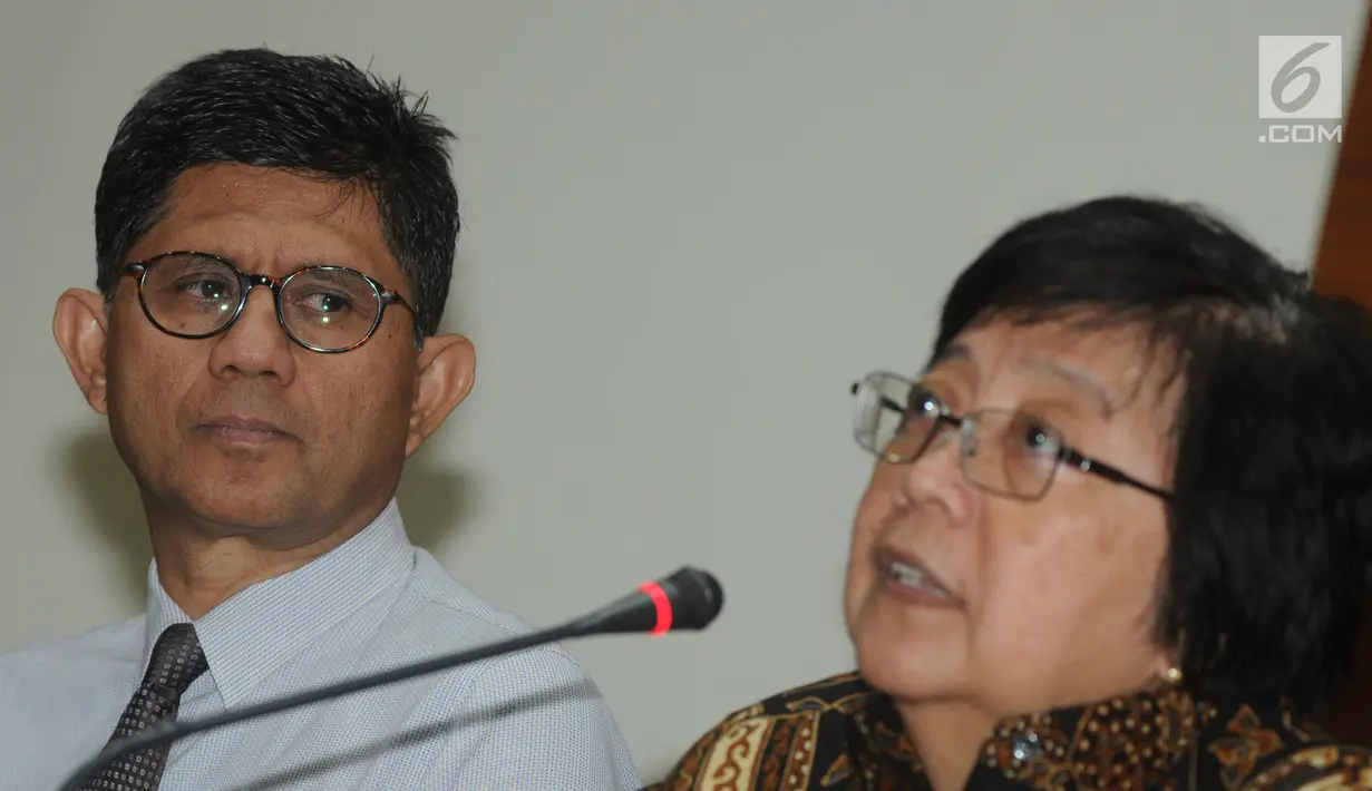 Menteri Lingkungan Hidup dan Kehutanan Siti Nurbaya (kanan) didampingi Laode Muhammad Syarif memberi keterangan di gedung KPK, Jakarta, Senin (21/5). Dalam penjelasannya dua sengketa lahan di Trenggalek sudah diselesaikan. (Merdeka.com/Dwi Narwoko)