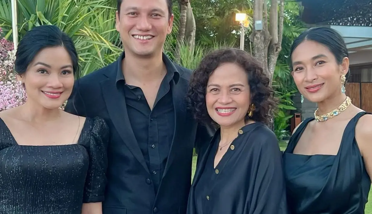 Produser kawakan tanah air ini pun kompak mengenakan outfit serba hitam. Mana tampilan geng AADC yang jadi favoritmu, Sahabat FIMELA? Foto: Instagram.