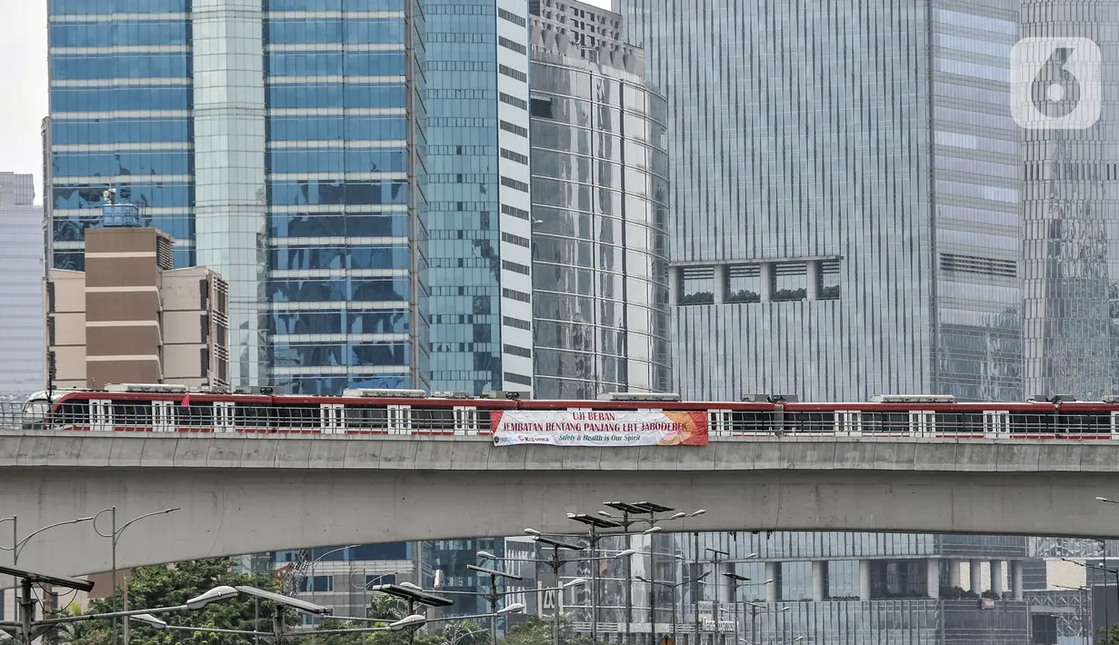 Rangkaian LRT Jabodebek uji beban di Jembatan Bentang Panjang kawasan Kuningan-Jalan Gatot Subroto, Jakarta Selatan, Kamis (24/2/2022). Uji beban untuk memastikan kekuatan dan mendapatkan sertifikat layak fungsi sebelum LRT Jabodebek beroperasi pada Agustus mendatang. (merdeka.com/Iqbal S. Nugroho)