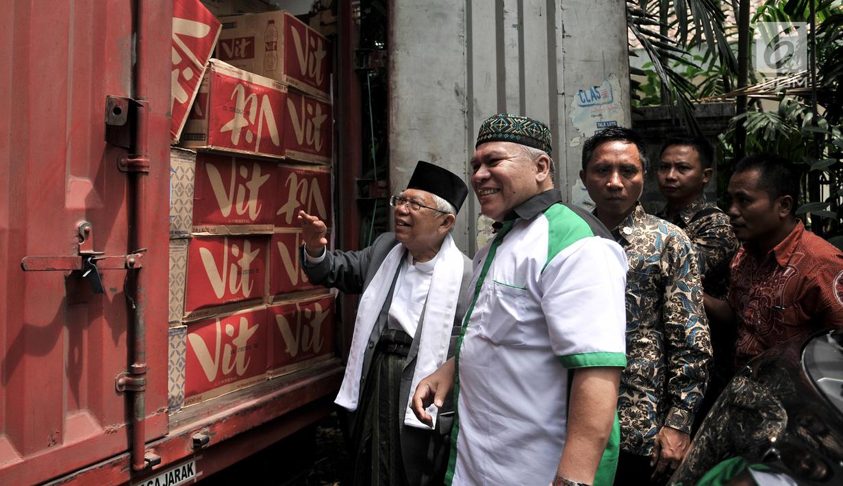 Calon wapres nomor urut 01 Ma'ruf Amin meninjau truk yang mengangkut logistik bantuan untuk korban gempa dan tsunami di Sulawesi Tengah dari salah satu kelompok relawan di Rumah Situbondo, Jakarta, Minggu (7/10). (Merdeka.com/Iqal S. Nugroho)