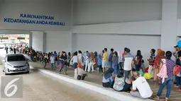 Ratusan pengunjung rela antri di jalan parkiran mobil untuk bisa berbelanja saat pembukaan Megastore Courts, Tangerang Selatan, Sabtu (23/1/2016). Mereka rela mengantri sebelum dibuka untuk mendapatkan potongan harga. (Liputan6.com/Fery Pradolo)