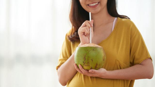 Minum Air Kelapa saat Hamil Bikin Kulit Bayi Putih?