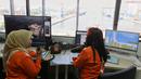 Pekerja IPC menjelaskan sistem penerapan aplikasi MOS pelayanan kapal pandu atau tunda di Pelabuhan Tanjung Priok, Jakarta, Selasa (12/2). PT Pelindo II mulai menerapkan pelayanan aplikasi MOS. (Liputan6.com/Johan Tallo)
