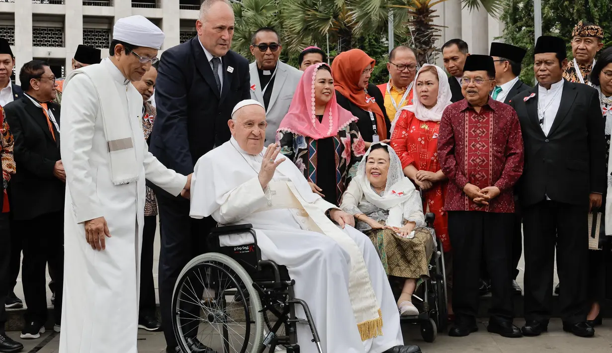 Usai menghadiri dialog keagamaan di Masjid Istiqlal, Jakarta, Paus Fransiskus menyemparkan berfoto dengan para tokoh agama dan bangsa. (Yasuyoshi CHIBA/POOL/AFP)
