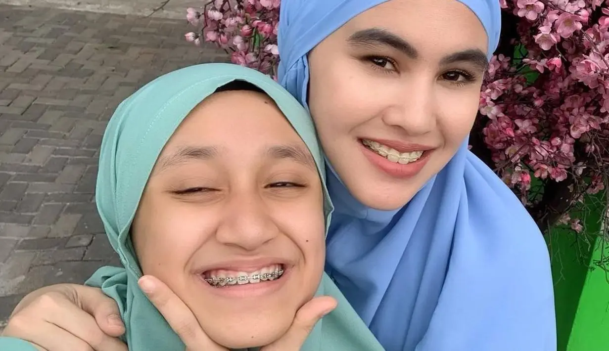 Kartika Putri, bersama putri sambungnya, Syarifah yang berulang tahun ke-17. Keduanya sudah seperti kakak adik. (Foto: Instagram/@syarifahsyahratusalwa)