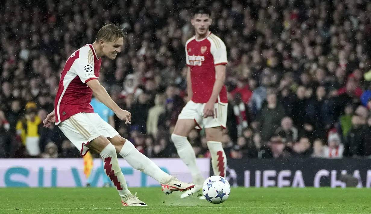 Pemain Arsenal, Martin Odegaard mencetak gol dari luar kotak penalti pada laga Grup B Liga Champions 2023/2024 melawan PSV Eindhoven di Emirates Stadium, London, Kamis (21/09/2023) dini hari WIB. (AP Photo/Kin Cheung)