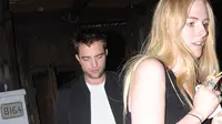 Robert Pattinson tertangkap kamera bersama seorang gadis cantik berambut pirang, setelah keluar dari sebuah klub Jumat (2/5) dini hari.