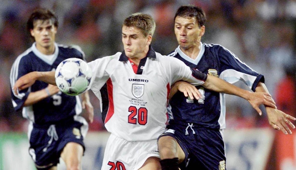 Michael Owen merupakan sosok striker yang memiliki kecepatan hingga penyelesaian akhir yang tajam. Peraih Ballon d'or ini sempat mencuri perhatian kala berlaga di Piala Dunia 1998. Mantan bintang Liverpool ini menjadi pemain termuda Inggris di Piala Dunia saat usianya masih 18 tahun. (AFP/Patrick Kovarik)