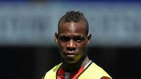 Mario Balotelli serius jelang menjalani laga pertama dengan Liverpool (OLLY GREENWOOD / AFP)