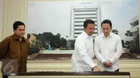 Ketua KOI, Erick Thohir (kiri) menyaksikan penandatangan MoU tentang revisi Maskot dan Logo Asian Games 2018 antara Menpora Imam Nahrawi dan Kepala Barekraf Triawan Munaf di Kemenpora, Jakarta, (12/2/2016). (Liputan6.com/Helmi Fithriansyah)