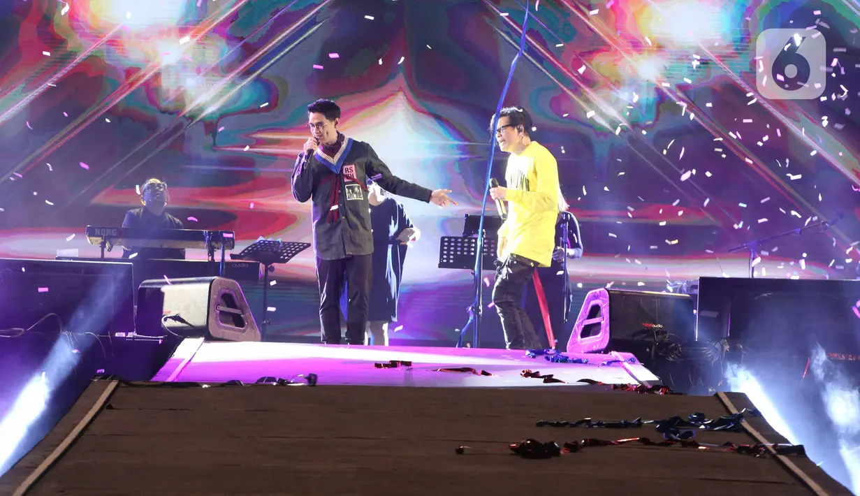 Penyanyi Armand Maulana (kanan) berduet dengan Afgan Syahreza pada hari kedua konser New Live Experience 2020 di Parkir Barat JIExpo Kemayoran, Jakarta, Minggu (30/8/2020). Dalam penampilannya, Armand dan Afgan membawakan beberapa lagu hits dari album terbaik mereka. (Liputan6.com/Faizal Fanani)