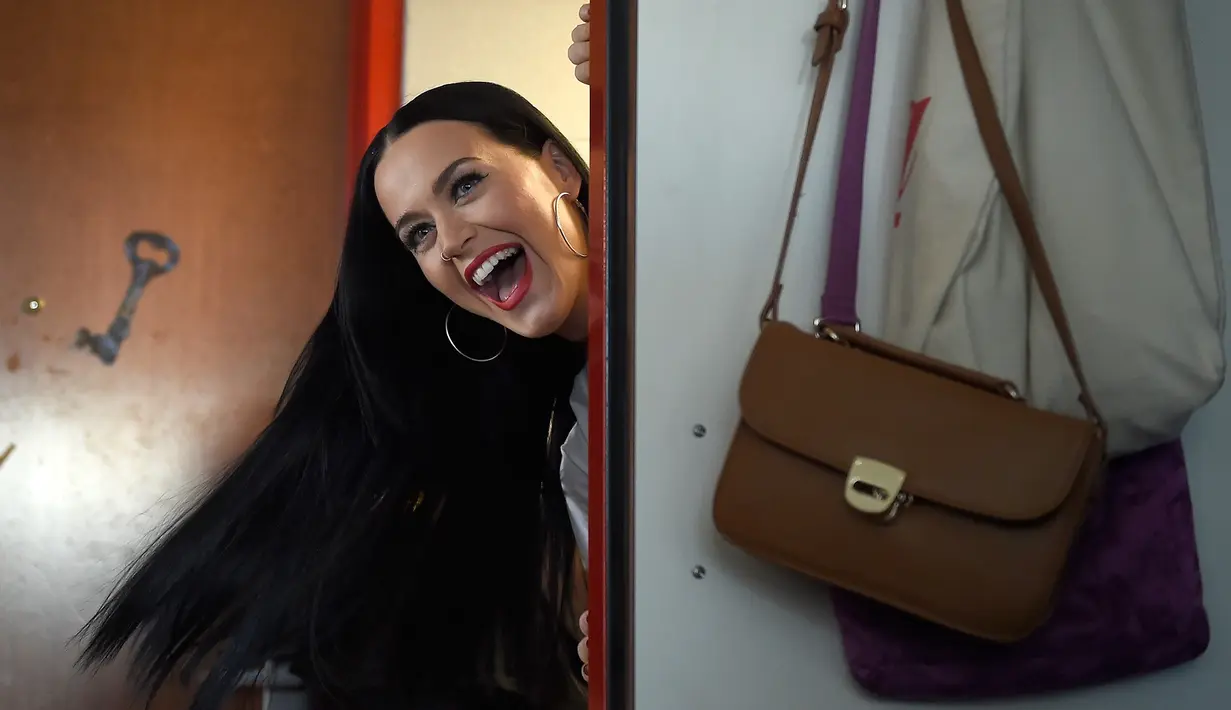 Ekspresi Katy Perry mengunjungi kamar asrama di Universitas Nevada, Las Vegas, dalam usahanya menggalang dukungan untuk capres AS Hillary Clinton, Sabtu (22/10). Hari ini adalah hari pertama pemungutan suara awal di Nevada. (David Becker/Getty Images/AFP)