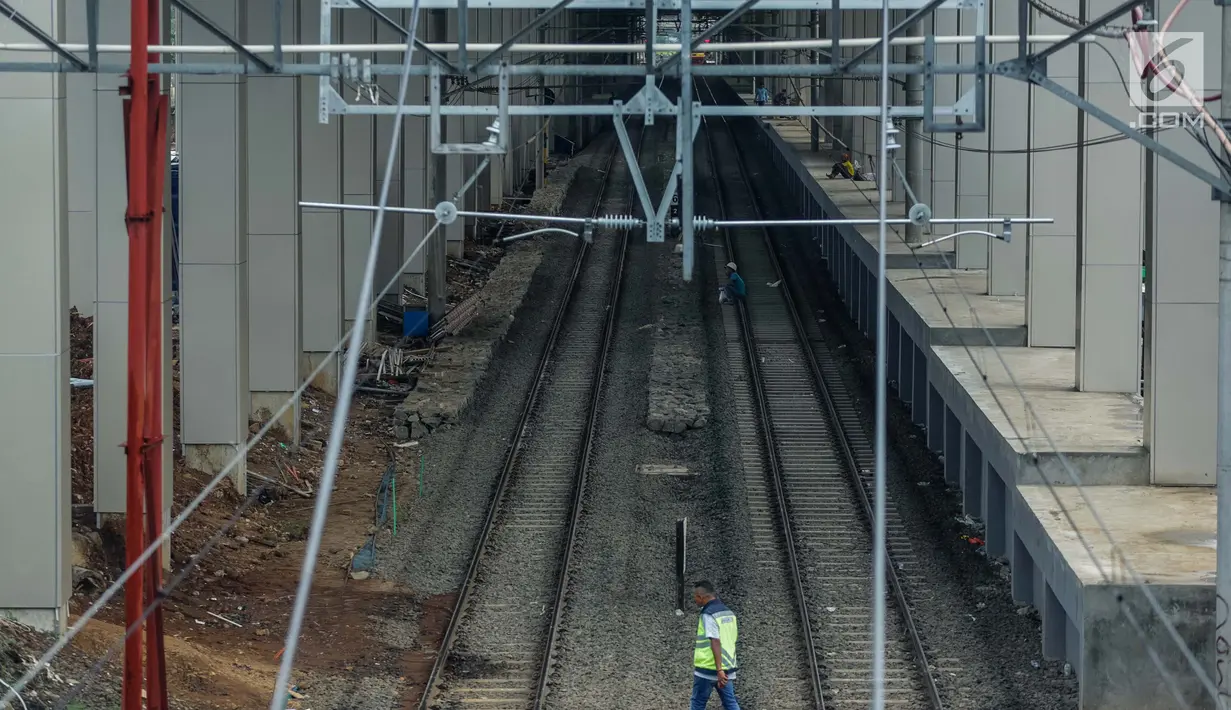 Pekerja melintas di area pembangunan Stasiun Sudirman Baru di Kawasan Dukuh Atas, Jakarta Pusat, Rabu (22/11). PT KAI menargetkan operasi komersial Kereta Bandara Soekarno Hatta awal tahun depan. (Liputan6.com/Faizal Fanani)